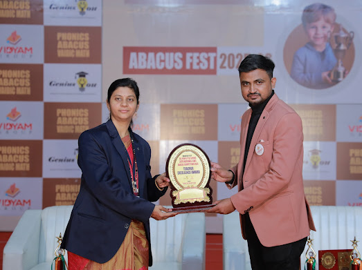 Pooja Bakale receiving Teacher Excellence Award at Abacus Fest
